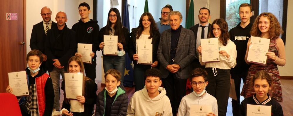 Il gruppo dei 12 studenti presenti a ritirato il certificato del Trinity college su 50 che l'anno conseguito