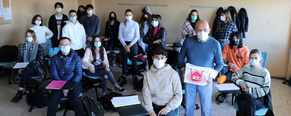 Luciano Russo, decano dei relatori Aido con gli studenti del Bassi di Seregno ( foto Volonterio)