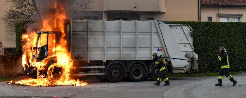 Incendio mezzo Gelsia