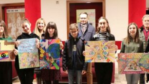 Gli studenti delle media don Milani e Manzoni di Seregno vincitori locali del concorso "poster della pace" indetto dal Lions club international (foto Volonterio)