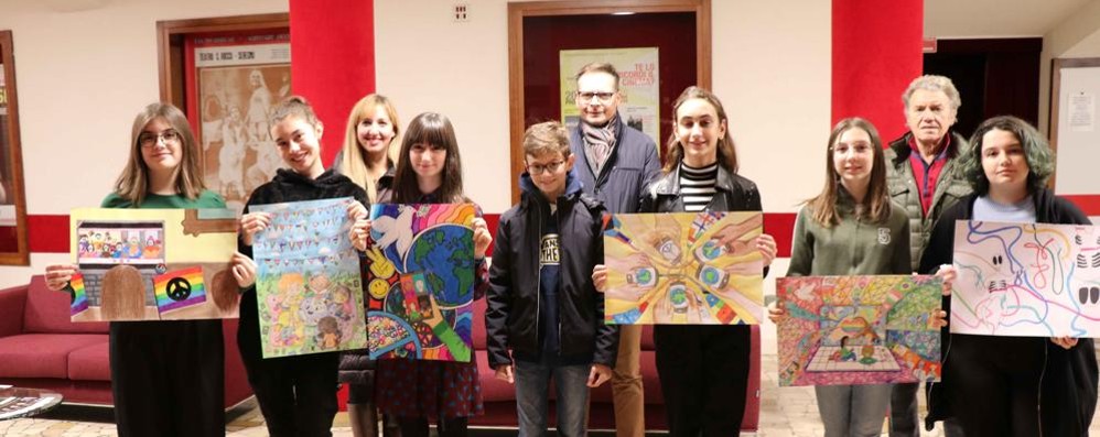 Gli studenti delle media don Milani e Manzoni di Seregno vincitori locali del concorso "poster della pace" indetto dal Lions club international (foto Volonterio)