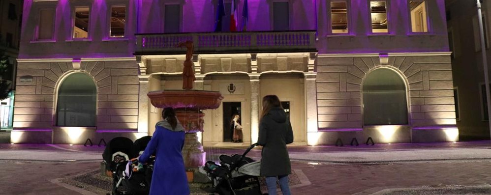 Due mamme seregnesi che hanno dato alla luce due coppie di gemelle hanno testimoniati davanti a Palazzo Landriani Caponaghi (foto Volonterio)