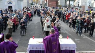 La messa celebrata al camposanto maggiore di via Reggio nel giorno del ricordo dei defunti ha visto un'alta partecipazione (foto Volonterio)