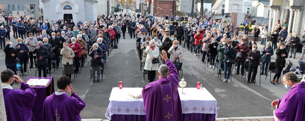 La messa celebrata al camposanto maggiore di via Reggio nel giorno del ricordo dei defunti ha visto un'alta partecipazione (foto Volonterio)