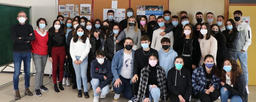 Gli studenti di 4 A afm e 4 B turistico del Bassi di Seregno i primi a prendere contatto con il progetto Davide (foto Volonterio)