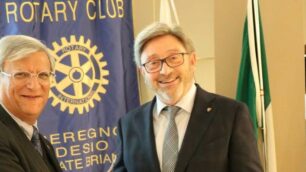 Il presidente nazionale del Cai, il giussanese Vincenzo Torti al Rotary club Sedeca col presidente Gilberto Chiarelli ( foto Volonterio)