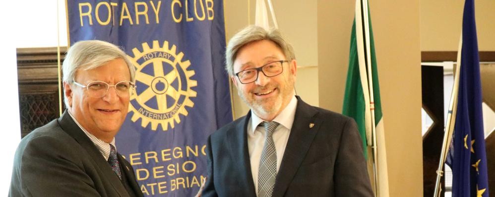 Il presidente nazionale del Cai, il giussanese Vincenzo Torti al Rotary club Sedeca col presidente Gilberto Chiarelli ( foto Volonterio)