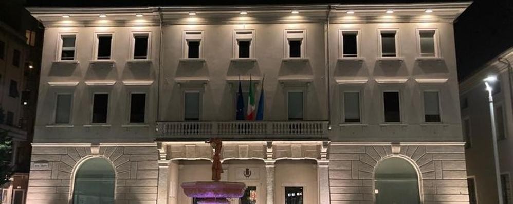 Palazzo Landriani-Caponaghi, sede storica del municipio di Seregno, ha cambiato volto con la nuova illuminazione (foto Volonterio)