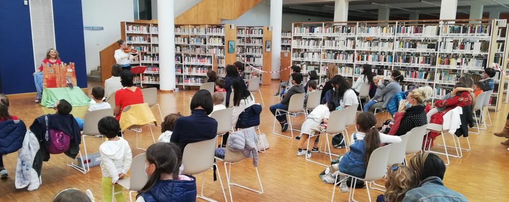 L'ora del racconto alla biblioteca Pozzoli di Seregno è sempre molto frequentata (foto Volonterio)