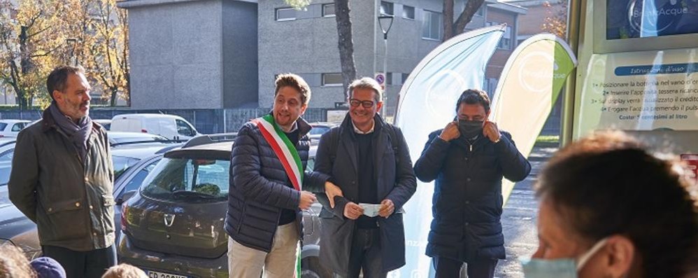 L'inaugurazione della casetta dell'acqua di via Pacini, la seconda in Seregno, alla presenza delle autorità (foto Volonterio)