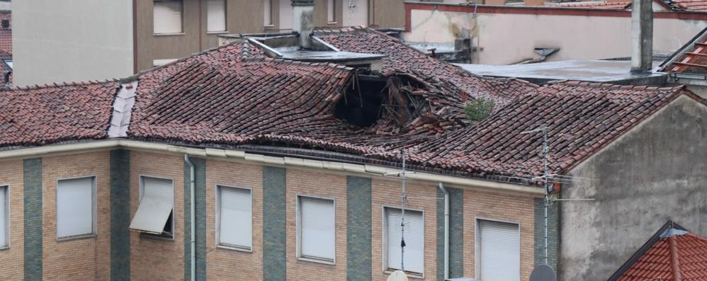 Seregno: è crollato il colmo dell'ex casa Dell'Orto di via Cavour a Seregno ( foto Volonterio)