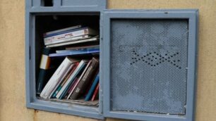 Uno dei tanti booksharing con libri gratuiti posti nelle strade (foto Volonterio)