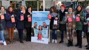 Le volontarie dell'Airc al gazebo di piazza della Concordia a Seregno sabato 6 novembre ( foto Volonhterio)