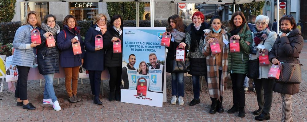 Le volontarie dell'Airc al gazebo di piazza della Concordia a Seregno sabato 6 novembre ( foto Volonhterio)