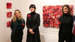 Le due artiste seregnesi Elisabetta Orsenigo e Anna Bellù tra l'assessore Perelli Paolo Varenna (foto Volonterio)