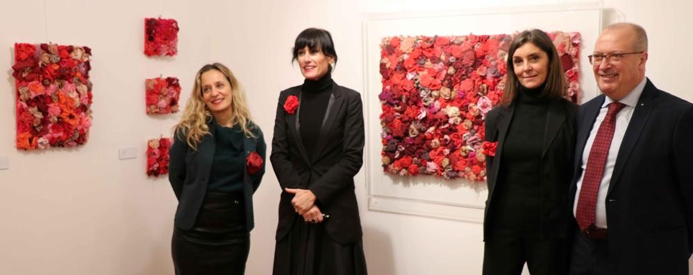 Le due artiste seregnesi Elisabetta Orsenigo e Anna Bellù tra l'assessore Perelli Paolo Varenna (foto Volonterio)
