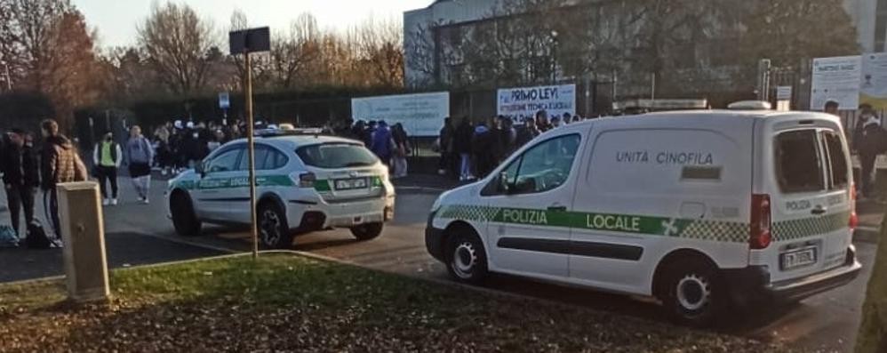 Gli agenti della Polizia Locale di Milano con i cani antidroga al centro scolastico di via Briantina a Seregno (foto Volonterio)