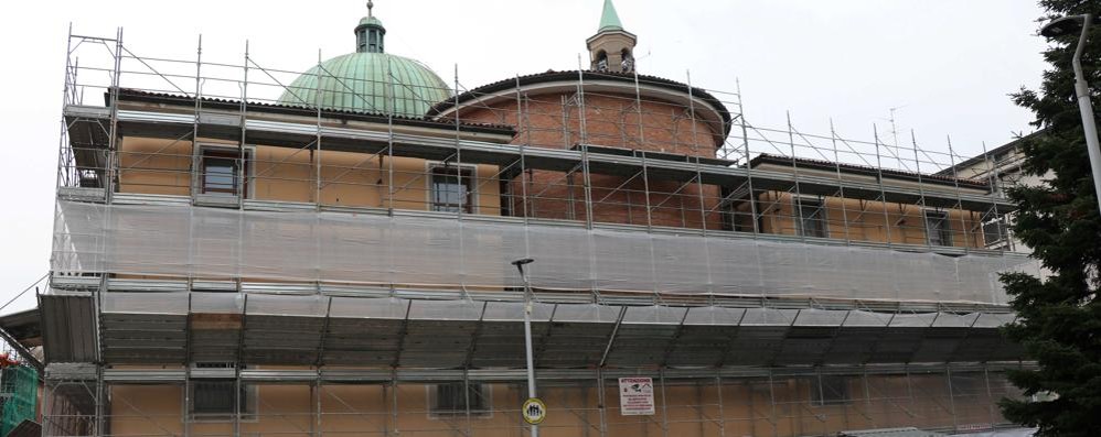 La basilica san Giuseppe, chiesa madre di Seregno, ingabbiata per la riqualificazione