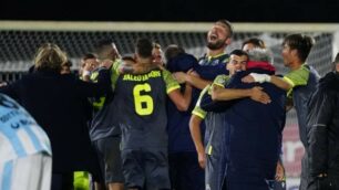 Seregno: l'esultanza finale degli azzurri (foto Luca Rossini-pagina Facebook Seregno)