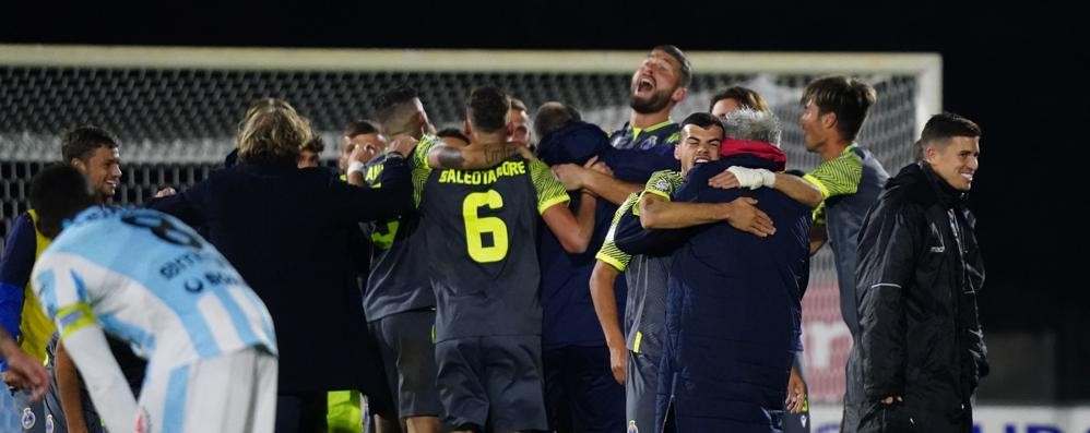 Seregno: l'esultanza finale degli azzurri (foto Luca Rossini-pagina Facebook Seregno)