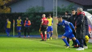 Calcio, Seregno: Alberto Mariani in panchina, al momento dell'ingresso di Bernard Aga sul terreno di gioco - foto Seregno  Calcio