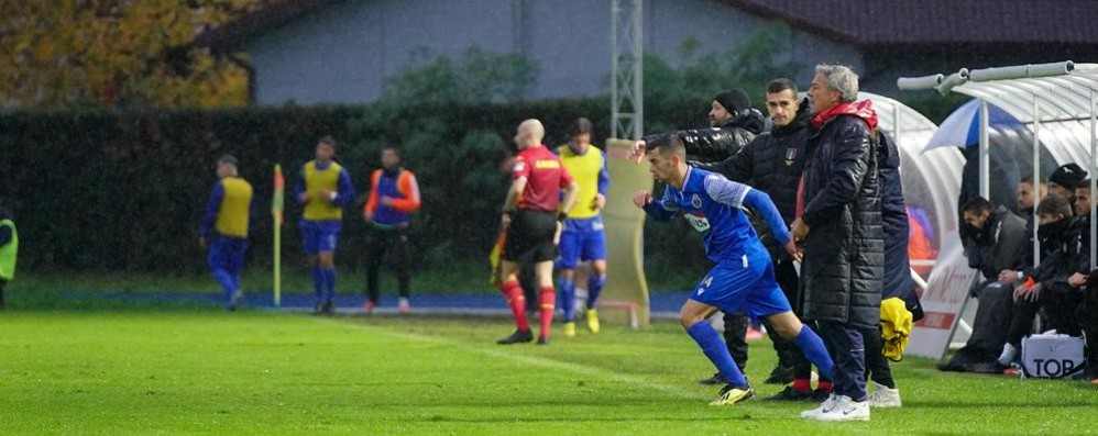 Calcio, Seregno: Alberto Mariani in panchina, al momento dell'ingresso di Bernard Aga sul terreno di gioco - foto Seregno  Calcio