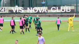 Il portiere Luca Ferrara del Vis Nova applaudito dai pochi tifosi al seguito della squadra nella trasferta di Caravaggio (foto Volonterio)