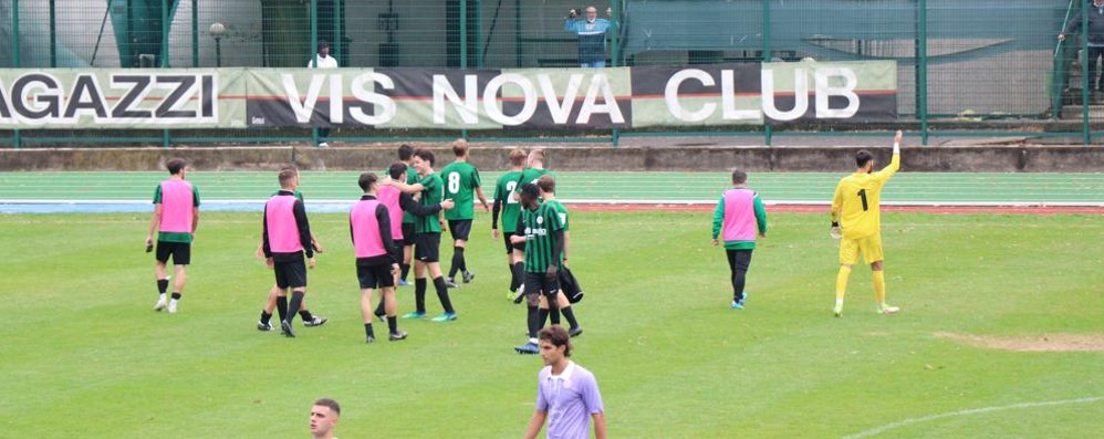 Il portiere Luca Ferrara del Vis Nova applaudito dai pochi tifosi al seguito della squadra nella trasferta di Caravaggio (foto Volonterio)