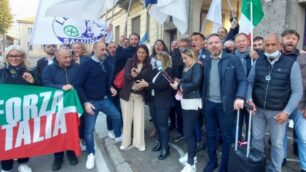 Alessia Borroni festeggiata da Lega, Forza Italia, Fratelli d'Italia e Viviamo Seveso dopo la vittoria del ballottaggio