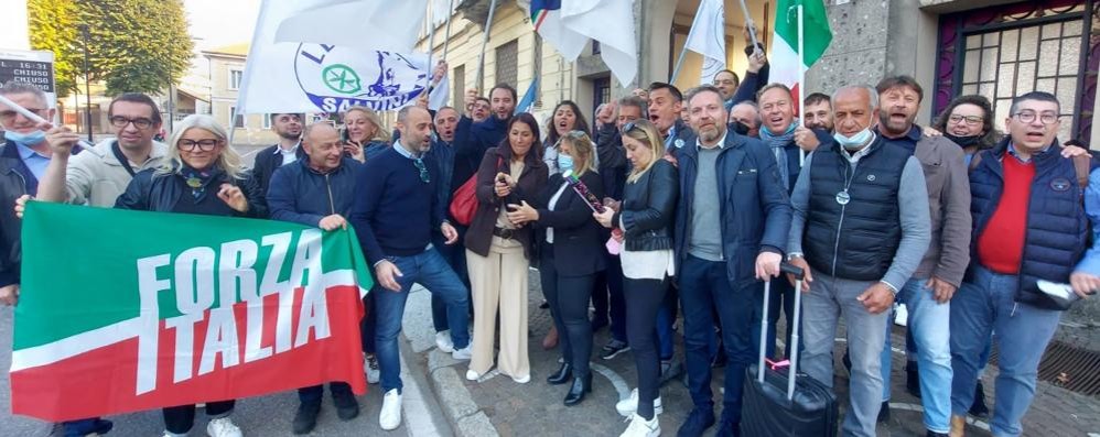 Alessia Borroni festeggiata da Lega, Forza Italia, Fratelli d'Italia e Viviamo Seveso dopo la vittoria del ballottaggio