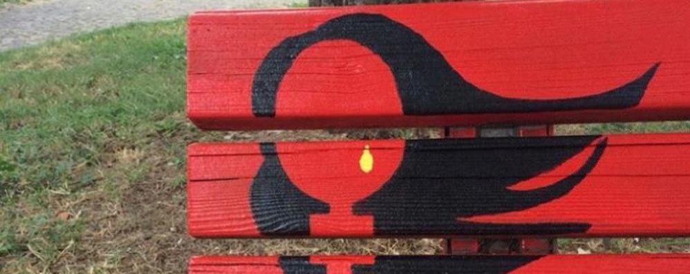 Una panchina rossa, simbolo della lotta contro la violenza sulle donne