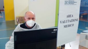 Il dottor Giovanni Colombo medico di base in pensione, direttore Avis Meda, all’accettazone del centro vaccinale estivo in via Cialdini