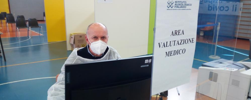 Il dottor Giovanni Colombo medico di base in pensione, direttore Avis Meda, all’accettazone del centro vaccinale estivo in via Cialdini