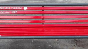 Una panchina rossa