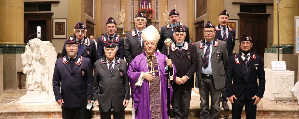 Un gruppo dell'associazione Carabinieri di Seregno in basilica san Giuseppe ha ricordato la Virgo Fidelis (foto Volonterio)