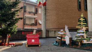 Il villaggio di Natale vandalizzato ad Agrate Brianza: la slitta era trainata da una renna