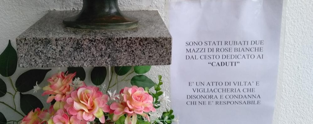 Il cartello che denuncia il furto