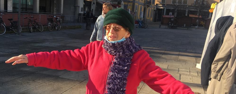 Ginnastica in PIAZZA la Festeggiata ANGELA 91anni sempre ATTIVA con la GINNASTICA