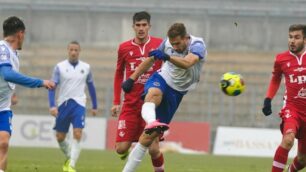 Cernigoi al tiro (foto Alessio Morgese-pagina Facebook Seregno calcio)