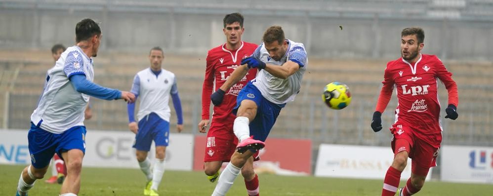 Cernigoi al tiro (foto Alessio Morgese-pagina Facebook Seregno calcio)