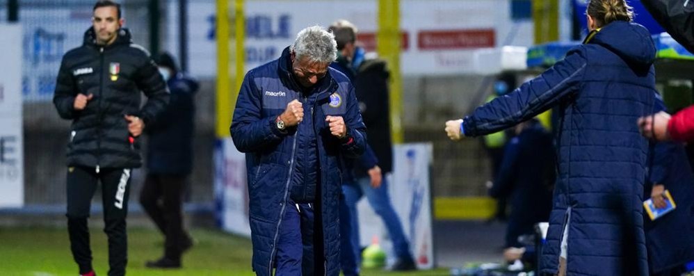 L'esultanza finale del tecnico Alberto Mariani (foto Luca Rossini-pagina Facebook Seregno calcio)