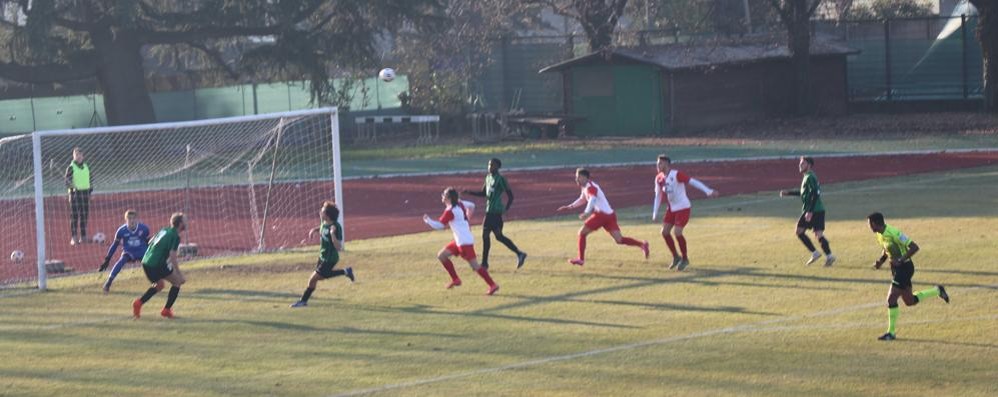 Il goal di testa del debuttante Alessandro Manti al 23' che portava in vantaggio il Vis Nova ( foto Volonterio)