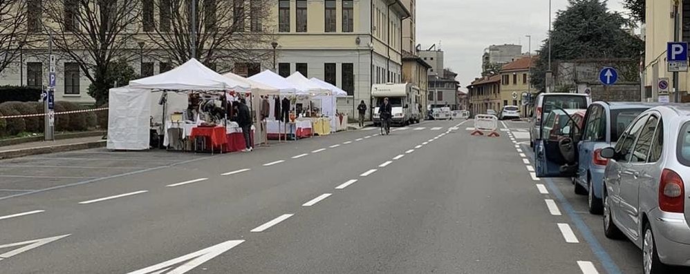 La tristezza delle bancarelle in via Garibaldi