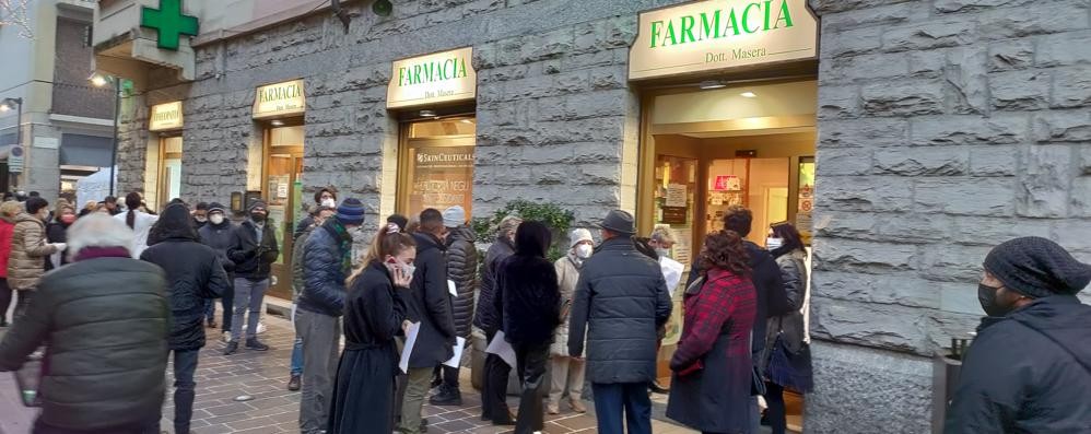 Ore di code di attesa alla farmacia Masera di Seregno alla vigilia di Natale per eseguire i tamponi rapidi Sars Cov-2