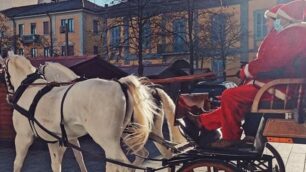 Natale lissonese carrozza babbo natale e omaggio di panettoncini