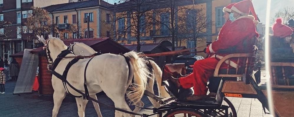 Natale lissonese carrozza babbo natale e omaggio di panettoncini