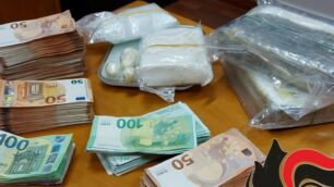 La  droga e i soldi sequestrati