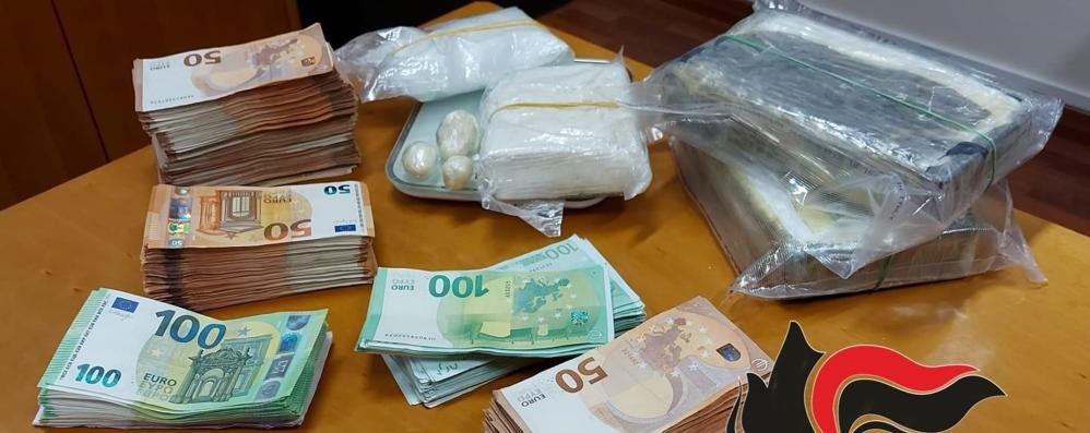 La  droga e i soldi sequestrati