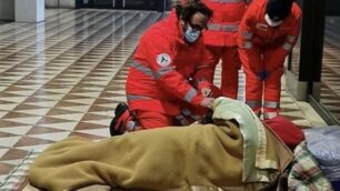 Il soccorso a un senza tetto a Milano