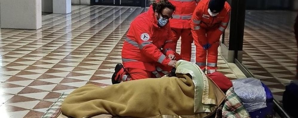 Il soccorso a un senza tetto a Milano